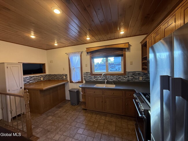 Building Photo - 152 E State St