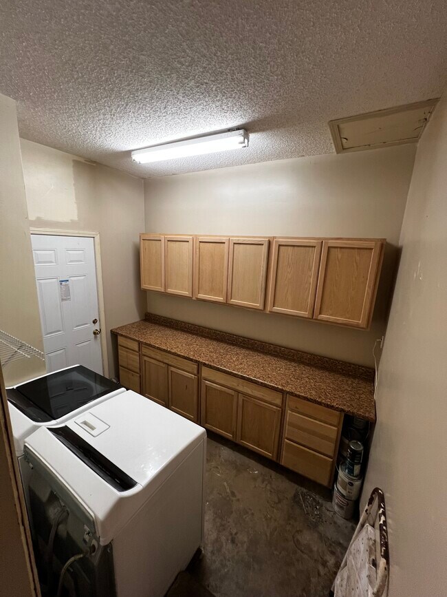 Building Photo - 347 N Pine St