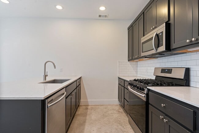 Building Photo - Beautiful 2 bedroom, 1.5 bathroom home in East Austin!!!
