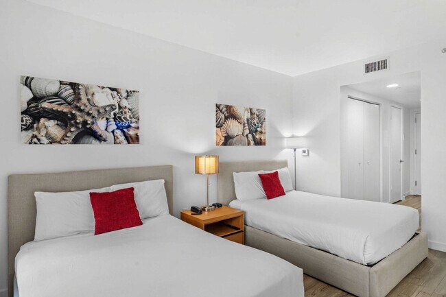 Building Photo - 2602 E Hallandale Beach Blvd