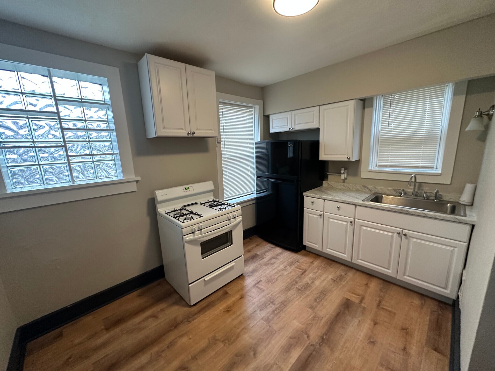 Building Photo - 4916 Winona Ave