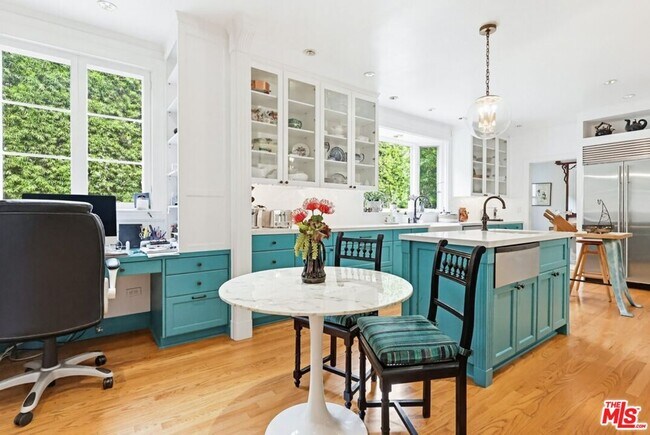 Building Photo - 516 S Rimpau Blvd