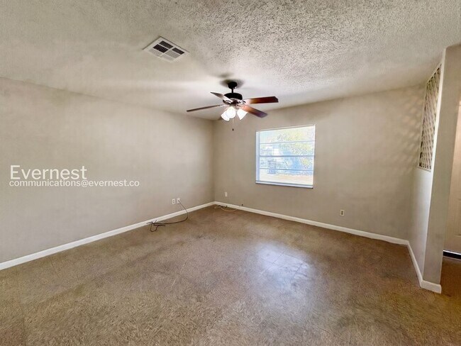 Building Photo - 3062 St Paul Dr