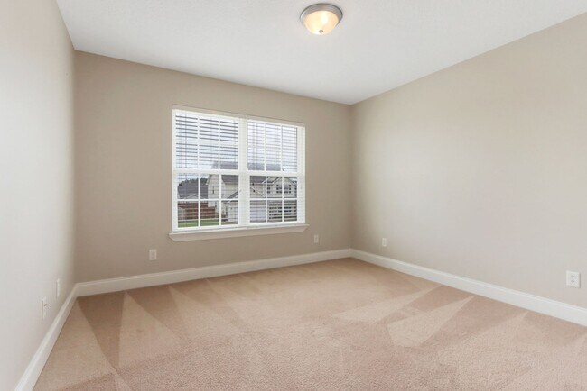 Building Photo - 4 Bed/2.5 Bath in Richmond Hill!