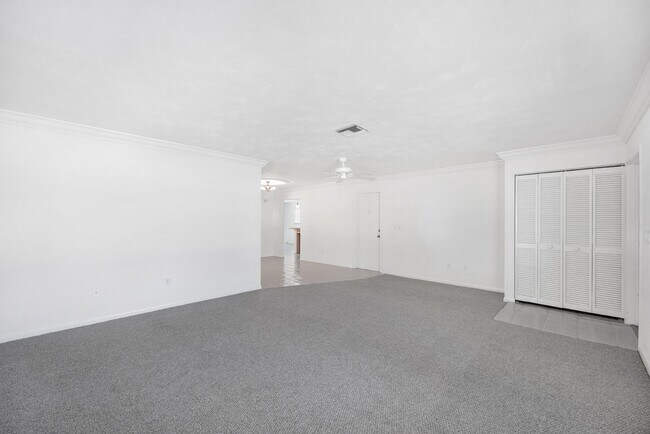 Building Photo - 2 Bedroom 2 bath Pool Home in Naples park