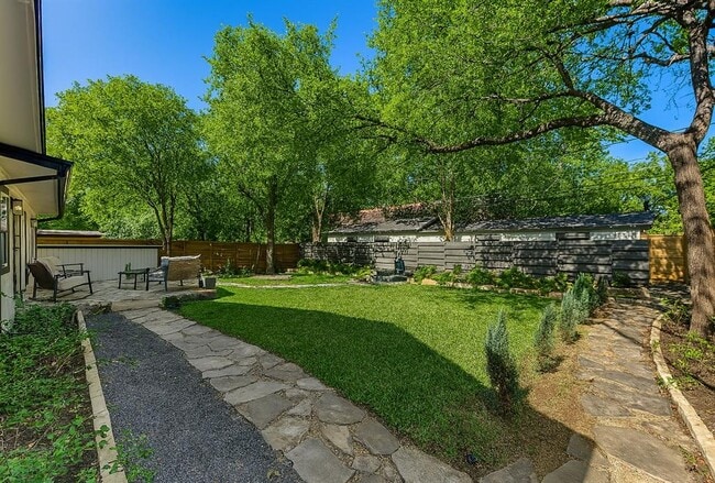 Building Photo - 7002 Whispering Oaks Dr