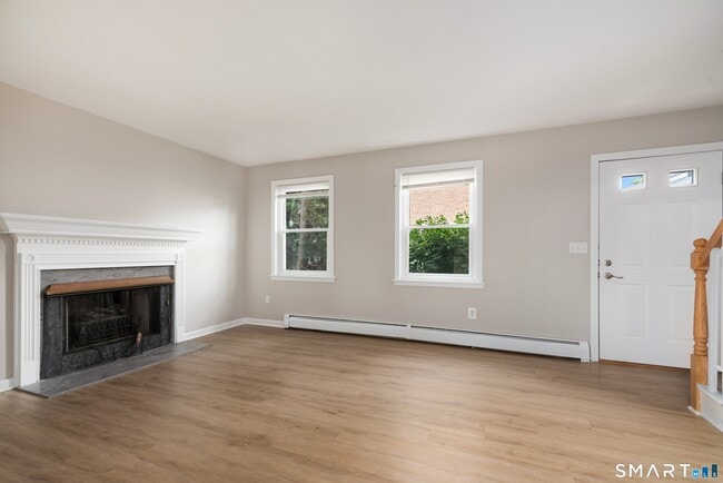 Building Photo - 40 Kingsbury Ln