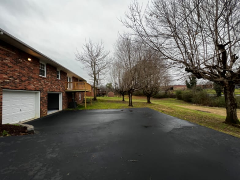 Building Photo - 911 Maplewood St