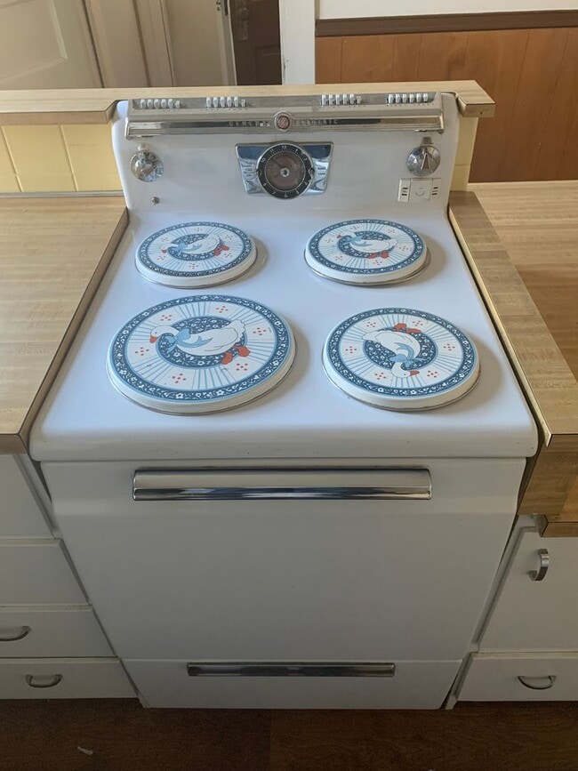 Building Photo - CEDAR FALLS 3BR house w garage, fenced yard, central air