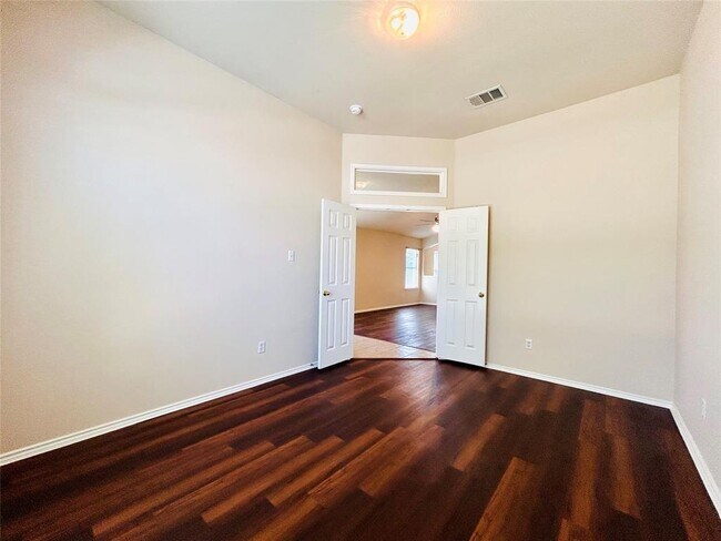 Building Photo - 468 Clarence Ct
