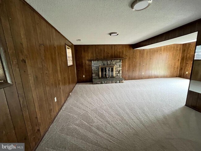 Building Photo - 15705 Anamosa Dr