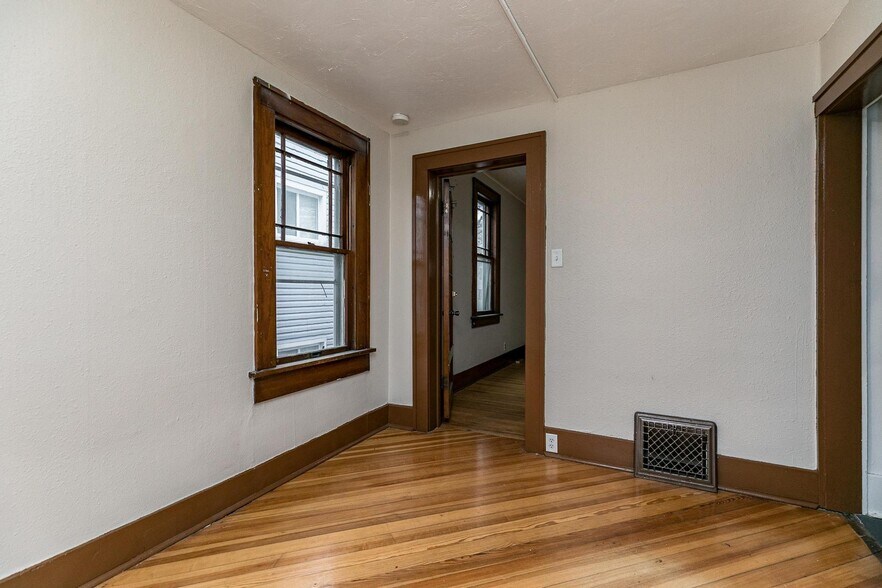 Building Photo - 719 E Bloomington St