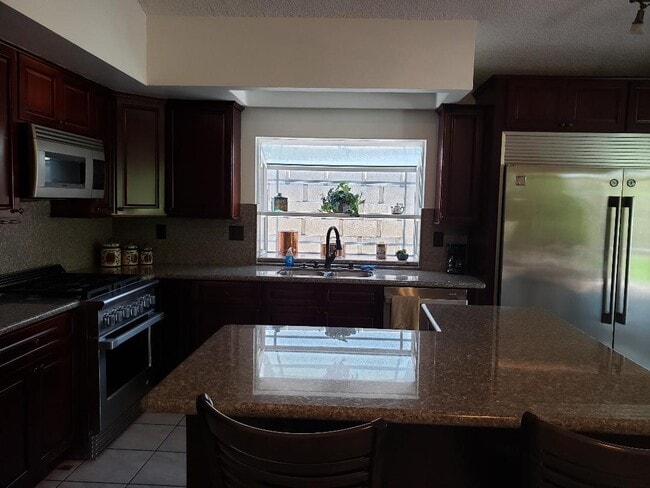 Bay window and Island in kitchen - 5411 Shrewsbury Ave