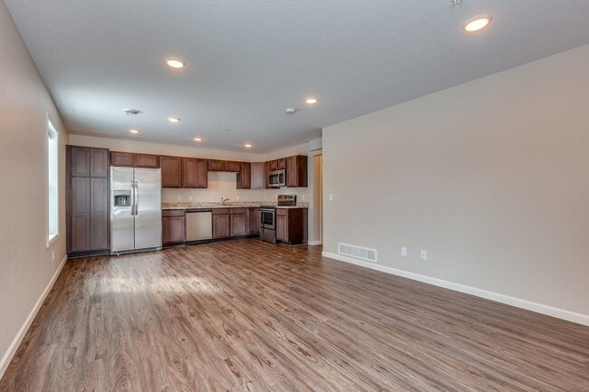 Building Photo - End Unit Town Home avail April 2026 : 3bd2ba2car garage Zimmerman