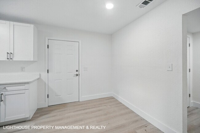 Building Photo - Renovated 3 Bed/2 Bath Home with Den & Off...