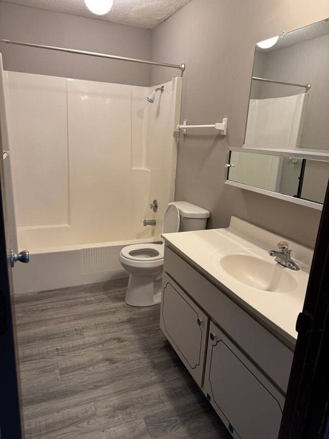 Building Photo - Comfortable 2BR Apartment in SW CoMo