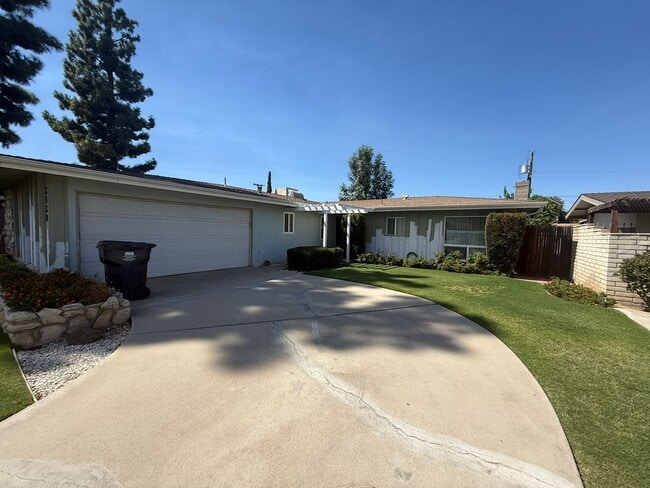 Primary Photo - 2520 Oakwood Dr