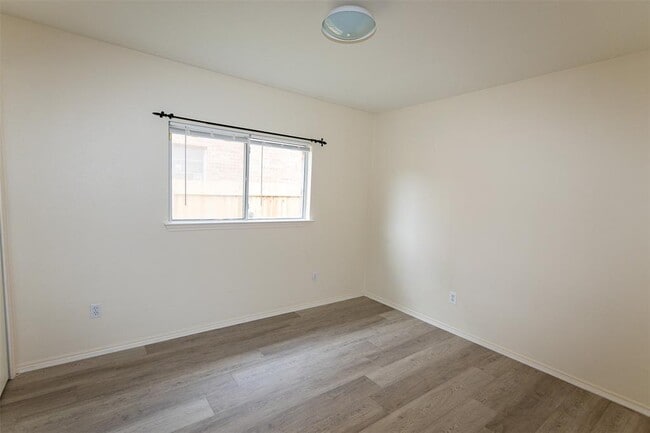 Building Photo - 2214 Milan Dr
