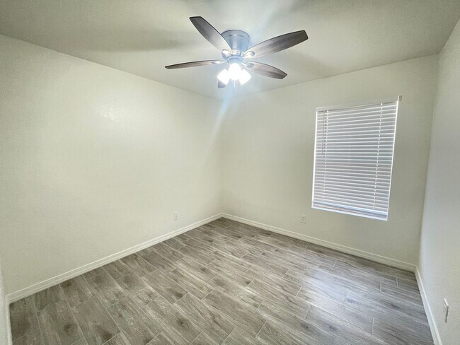 Building Photo - 1113 W Sparrow Dr