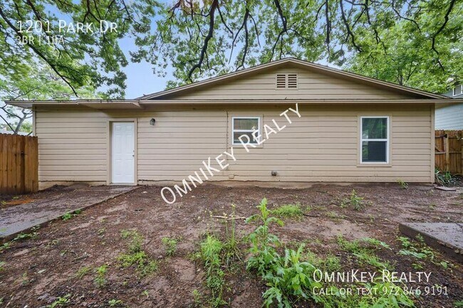 Building Photo - 1201 Park Dr