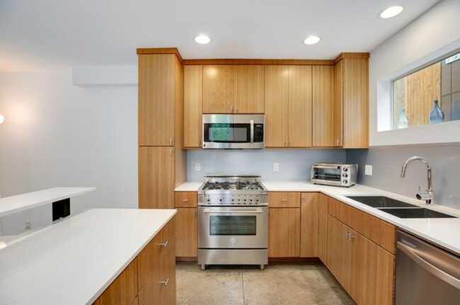 Building Photo - Stunning Modern 3 Bed / 2.5 Bath Townhome in Beautiful Maple Leaf Neighborhood