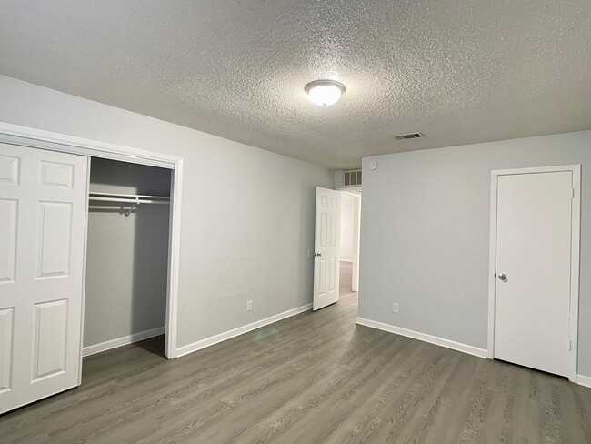 Building Photo - 2/1 Duplex in North Austin