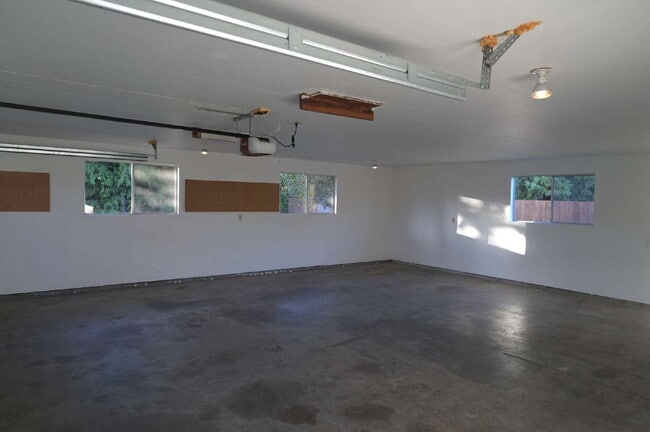 Building Photo - 2 bed 2 bath with large garage in Sequim