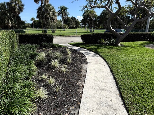 Building Photo - 1219 N Lakeside Dr