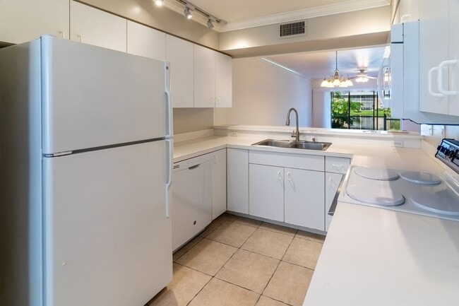 Building Photo - Well-Maintained 2BR/2BA Condo with Lake Vi...