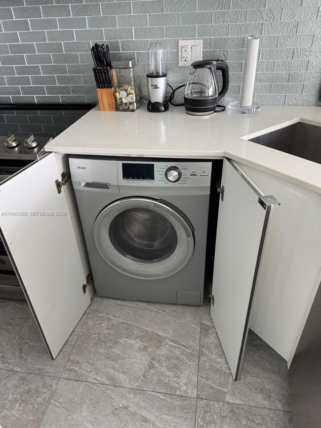 Building Photo - 1000 West Ave