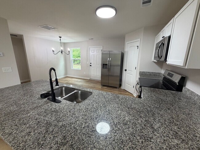 Building Photo - 4 Bedrooms, 3 Bathrooms - Home in West Rome!
