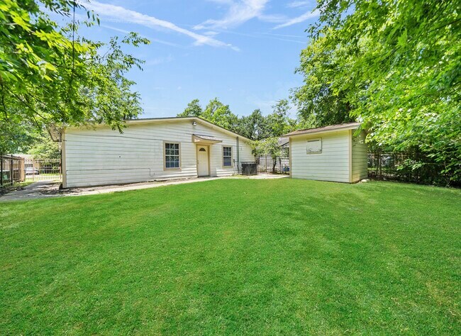 Building Photo - 1411 Pleasantville Dr