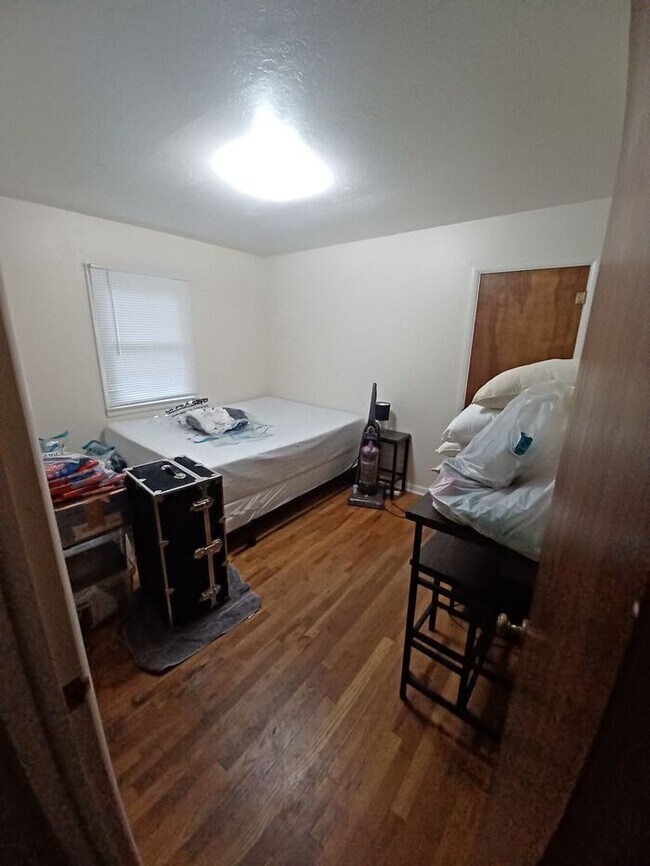 Building Photo - 3 Bedroom House in Laporte