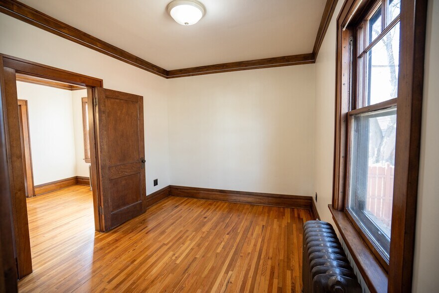 Building Photo - 707 W 44th St