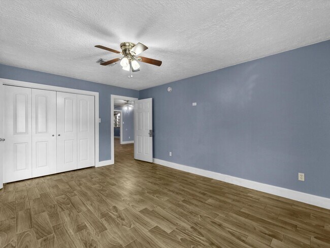 Building Photo - 3010 Glen Spring Dr