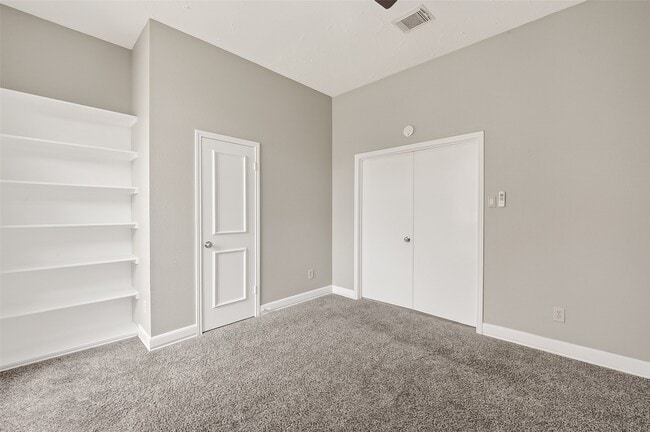 Building Photo - 12403 Meadow Ridge Dr