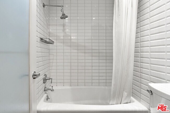 Building Photo - 740 Kings Rd