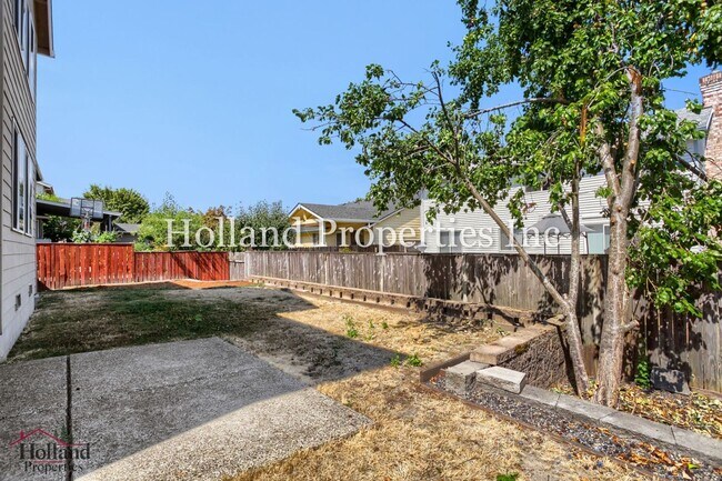 Building Photo - 21569 SW Susan Ln
