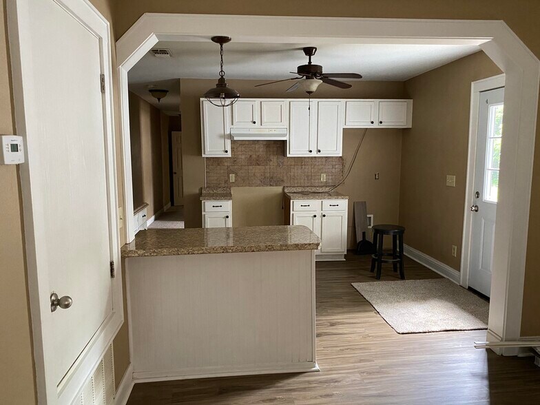 Building Photo - 716 E Austin St