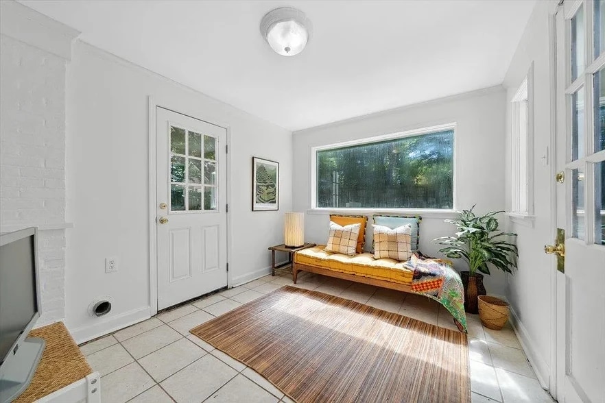 Sun Room - 181 Picardy St