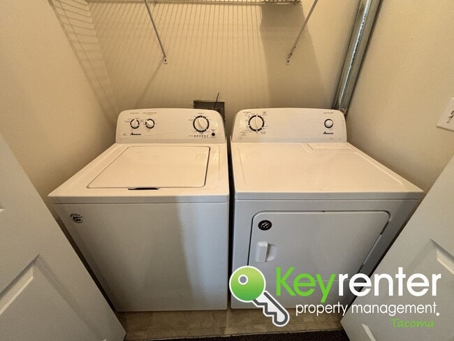 Building Photo - Modern 3 Bedroom 2.5 Bathroom Tacoma Duplex Near Shopping, Parks and Freeways