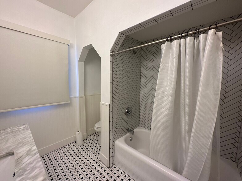 Building Photo - 1600 N Stanley Ave