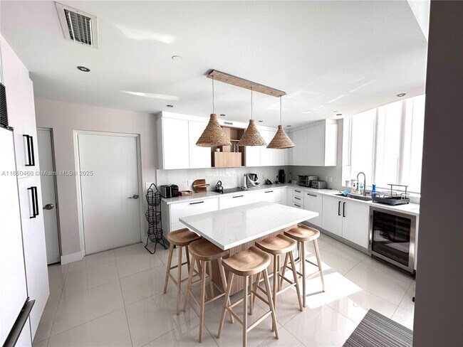 Building Photo - 15901 Collins Ave