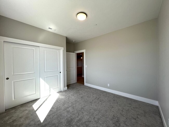 Building Photo - 2609 Sunray Ave