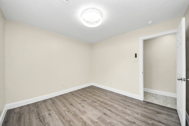 Building Photo - 7066 Villa Dr