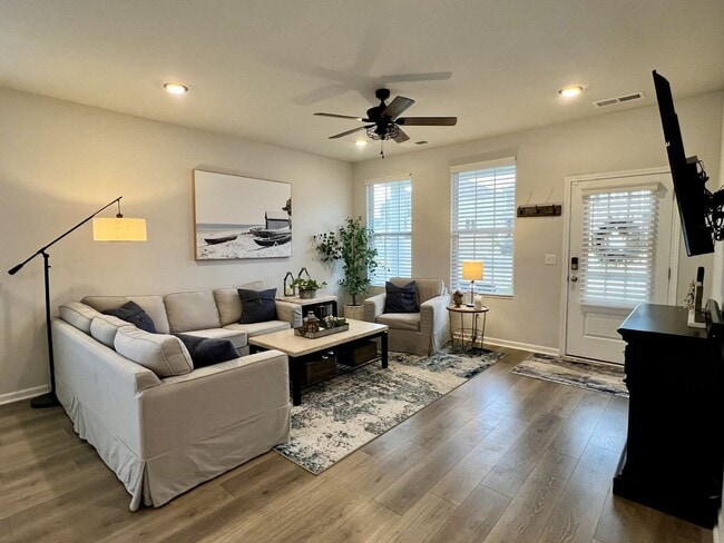 Building Photo - FOR LEASE: END UNIT TOWNHOME LOCATED IN LE...