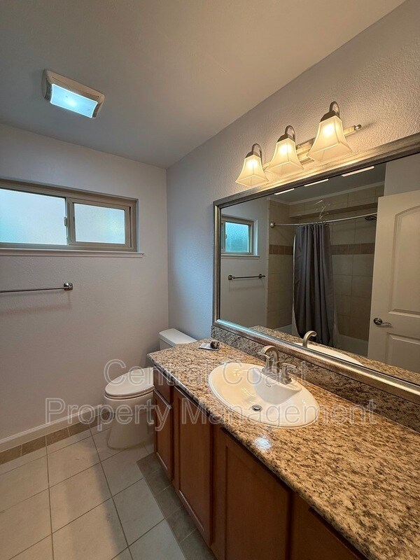 Building Photo - 300 Glenwood Cir