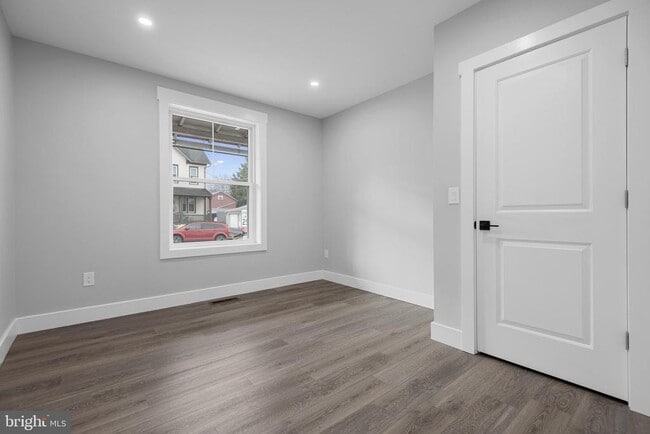 Building Photo - 211 W Broad St