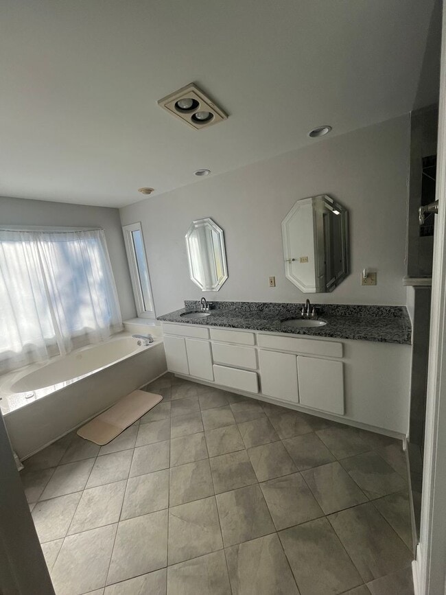 Building Photo - Beautiful 3 Bedroom 3 Bathroom Single Family Home