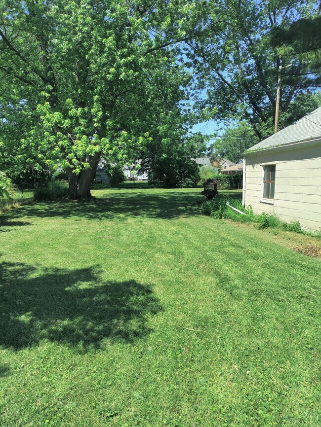 large fenced in back yard - 1035 W 14 Mile Rd